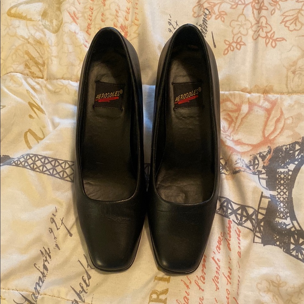 AEROSOLES Black Heels Timeless Design